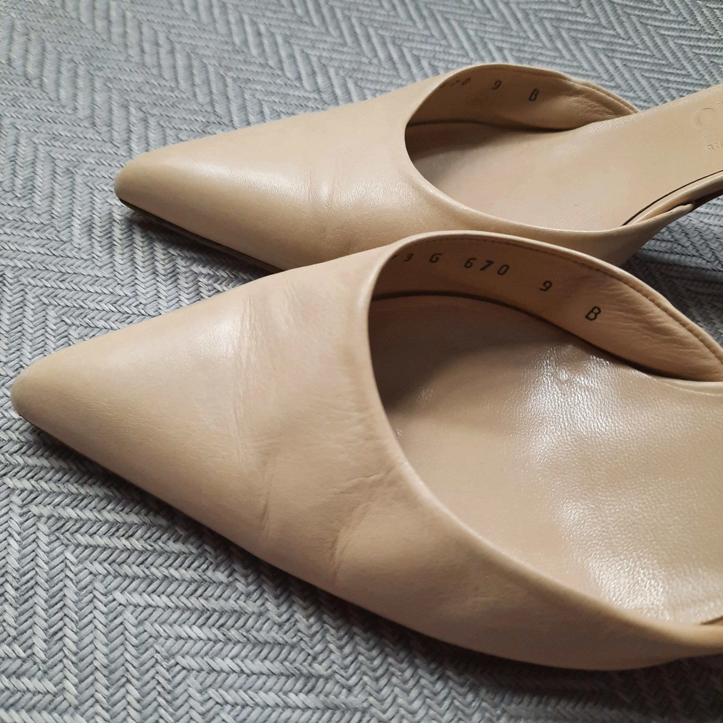 Salvatore Ferragamo Pointy Toe Pumps Size 9B